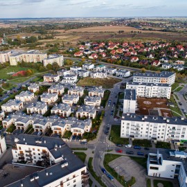 powiększ zdjęcie: Legnica z drona. Zobacz osiedle Piekary B z lotu ptaka. Robi wrażenie