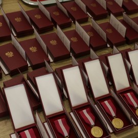 powiększ zdjęcie: Samorządowcy uhonorowani Medalami za Długoletnią Służbę