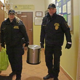 Legnicka straż miejska pomaga uchodźcom z Ukrainy. Przywożą im jedzenie