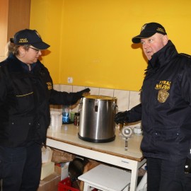 powiększ zdjęcie: Legnicka straż miejska pomaga uchodźcom z Ukrainy. Przywożą im jedzenie