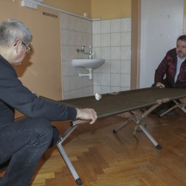 powiększ zdjęcie: Miasto i mieszkańcy zapewniają uchodźcom dach nad głową