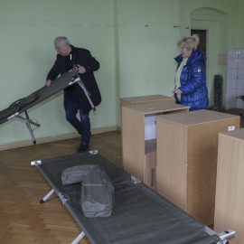 powiększ zdjęcie: Miasto i mieszkańcy zapewniają uchodźcom dach nad głową