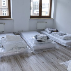 powiększ zdjęcie: Miasto i mieszkańcy zapewniają uchodźcom dach nad głową