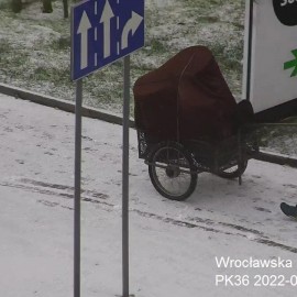 powiększ zdjęcie: Monitoring miejski pomógł w zatrzymaniu złodziei koszy na śmieci