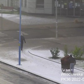 powiększ zdjęcie: Monitoring miejski pomógł w zatrzymaniu złodziei koszy na śmieci