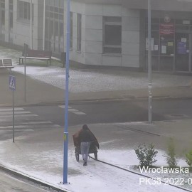 powiększ zdjęcie: Monitoring miejski pomógł w zatrzymaniu złodziei koszy na śmieci