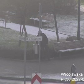powiększ zdjęcie: Monitoring miejski pomógł w zatrzymaniu złodziei koszy na śmieci