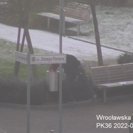 powiększ zdjęcie: Monitoring miejski pomógł w zatrzymaniu złodziei koszy na śmieci