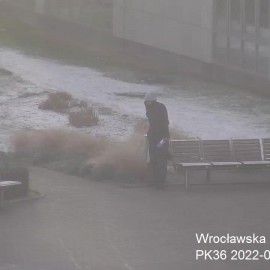 powiększ zdjęcie: Monitoring miejski pomógł w zatrzymaniu złodziei koszy na śmieci
