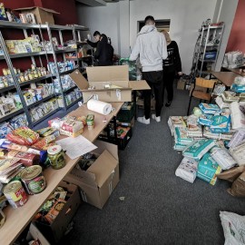 powiększ zdjęcie: Przy ul. Złotoryjskiej działa nowy punkt przyjmowania i wydawania darów
