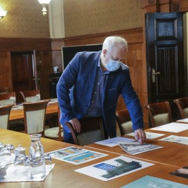 powiększ zdjęcie: Satyrykon 2022. Nagroda specjalna prezydenta Legnicy dla kubańskiego artysty