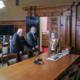 powiększ zdjęcie: Satyrykon 2022. Nagroda specjalna prezydenta Legnicy dla kubańskiego artysty