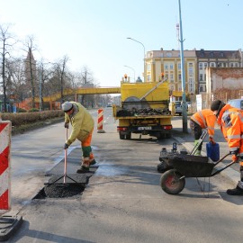 Drogowcy naprawiają zimowe ubytki w jezdniach