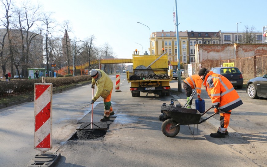 Drogowcy naprawiają zimowe ubytki w jezdniach