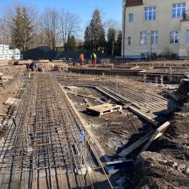 powiększ zdjęcie: Na budowie Domu Opieki nad Matką i Dzieckiem trwa wylewanie fundamentów