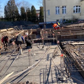powiększ zdjęcie: Na budowie Domu Opieki nad Matką i Dzieckiem trwa wylewanie fundamentów
