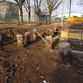 powiększ zdjęcie: Na budowie Domu Opieki nad Matką i Dzieckiem trwa wylewanie fundamentów