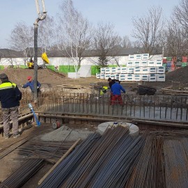 powiększ zdjęcie: Na budowie Domu Opieki nad Matką i Dzieckiem trwa wylewanie fundamentów