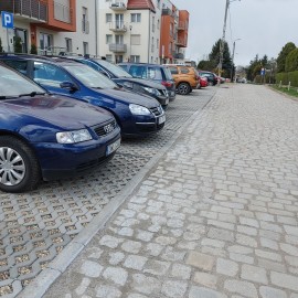powiększ zdjęcie: LBO. Na ulicy Wiązowej mieszkańcy mają nowy chodnik i parking