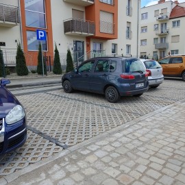 powiększ zdjęcie: LBO. Na ulicy Wiązowej mieszkańcy mają nowy chodnik i parking