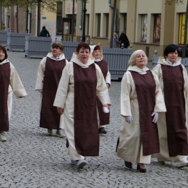 powiększ zdjęcie: Nasza legnicka tradycja jałmużniczy chleb, śledź i grosz