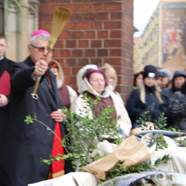 powiększ zdjęcie: Nasza legnicka tradycja jałmużniczy chleb, śledź i grosz