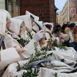 powiększ zdjęcie: Nasza legnicka tradycja jałmużniczy chleb, śledź i grosz