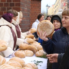powiększ zdjęcie: Nasza legnicka tradycja jałmużniczy chleb, śledź i grosz
