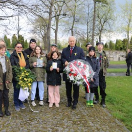 powiększ zdjęcie: Uczciliśmy pamięć powstania w getcie warszawskim