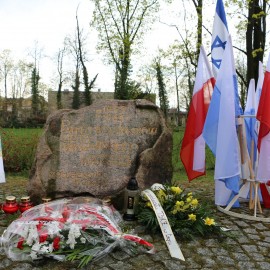 powiększ zdjęcie: Uczciliśmy pamięć powstania w getcie warszawskim