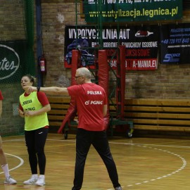 powiększ zdjęcie: Kadra piłkarek ręcznych przygotowuje się do meczu ze Szwajcarkami w Legnicy