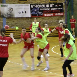 Kadra piłkarek ręcznych przygotowuje się do meczu ze Szwajcarkami w Legnicy