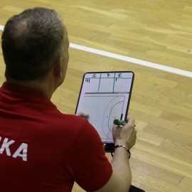 powiększ zdjęcie: Kadra piłkarek ręcznych przygotowuje się do meczu ze Szwajcarkami w Legnicy