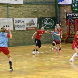 powiększ zdjęcie: Kadra piłkarek ręcznych przygotowuje się do meczu ze Szwajcarkami w Legnicy