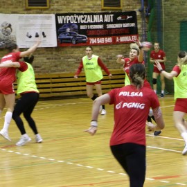 powiększ zdjęcie: Kadra piłkarek ręcznych przygotowuje się do meczu ze Szwajcarkami w Legnicy