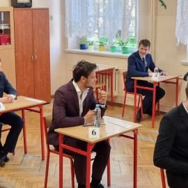 powiększ zdjęcie: Maturzyści rozpoczęli egzaminy. Życzymy połamania piór