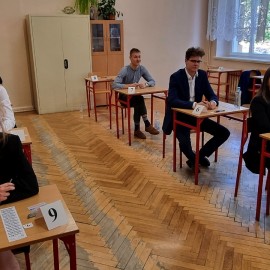 Maturzyści rozpoczęli egzaminy.  Życzymy połamania piór
