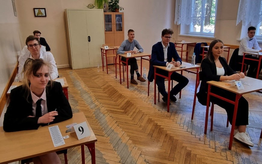 Maturzyści rozpoczęli egzaminy. Życzymy połamania piór