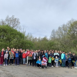 powiększ zdjęcie: Sobotnik w Legnicy. Uchodźcy z Ukrainy sprzątali Lasek Złotoryjski