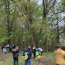 powiększ zdjęcie: Sobotnik w Legnicy. Uchodźcy z Ukrainy sprzątali Lasek Złotoryjski