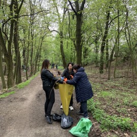 powiększ zdjęcie: Sobotnik w Legnicy. Uchodźcy z Ukrainy sprzątali Lasek Złotoryjski