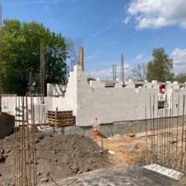 powiększ zdjęcie: Na budowie Domu Opieki nad Matką i Dzieckiem wznoszone są już mury