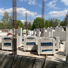 powiększ zdjęcie: Na budowie Domu Opieki nad Matką i Dzieckiem wznoszone są już mury