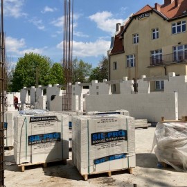 powiększ zdjęcie: Na budowie Domu Opieki nad Matką i Dzieckiem wznoszone są już mury