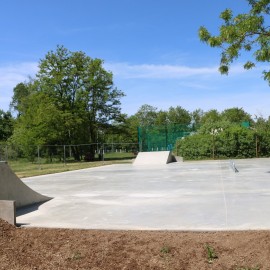 powiększ zdjęcie: LBO. Powstał pumptrack przy ul. Bydgoskiej. Wcześniej boisko i plac zabaw