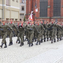powiększ zdjęcie: W naszym mieście przysięgę złożyło ponad 100 terytotrialsów