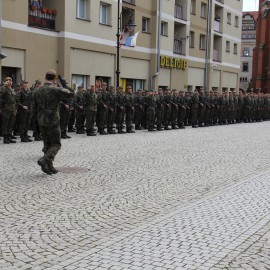 powiększ zdjęcie: W naszym mieście przysięgę złożyło ponad 100 terytotrialsów