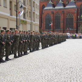 powiększ zdjęcie: W naszym mieście przysięgę złożyło ponad 100 terytotrialsów