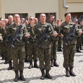 powiększ zdjęcie: W naszym mieście przysięgę złożyło ponad 100 terytotrialsów
