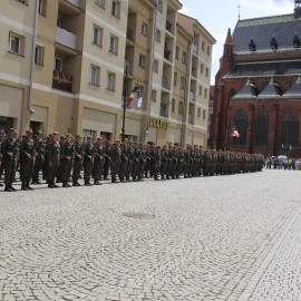 powiększ zdjęcie: W naszym mieście przysięgę złożyło ponad 100 terytotrialsów